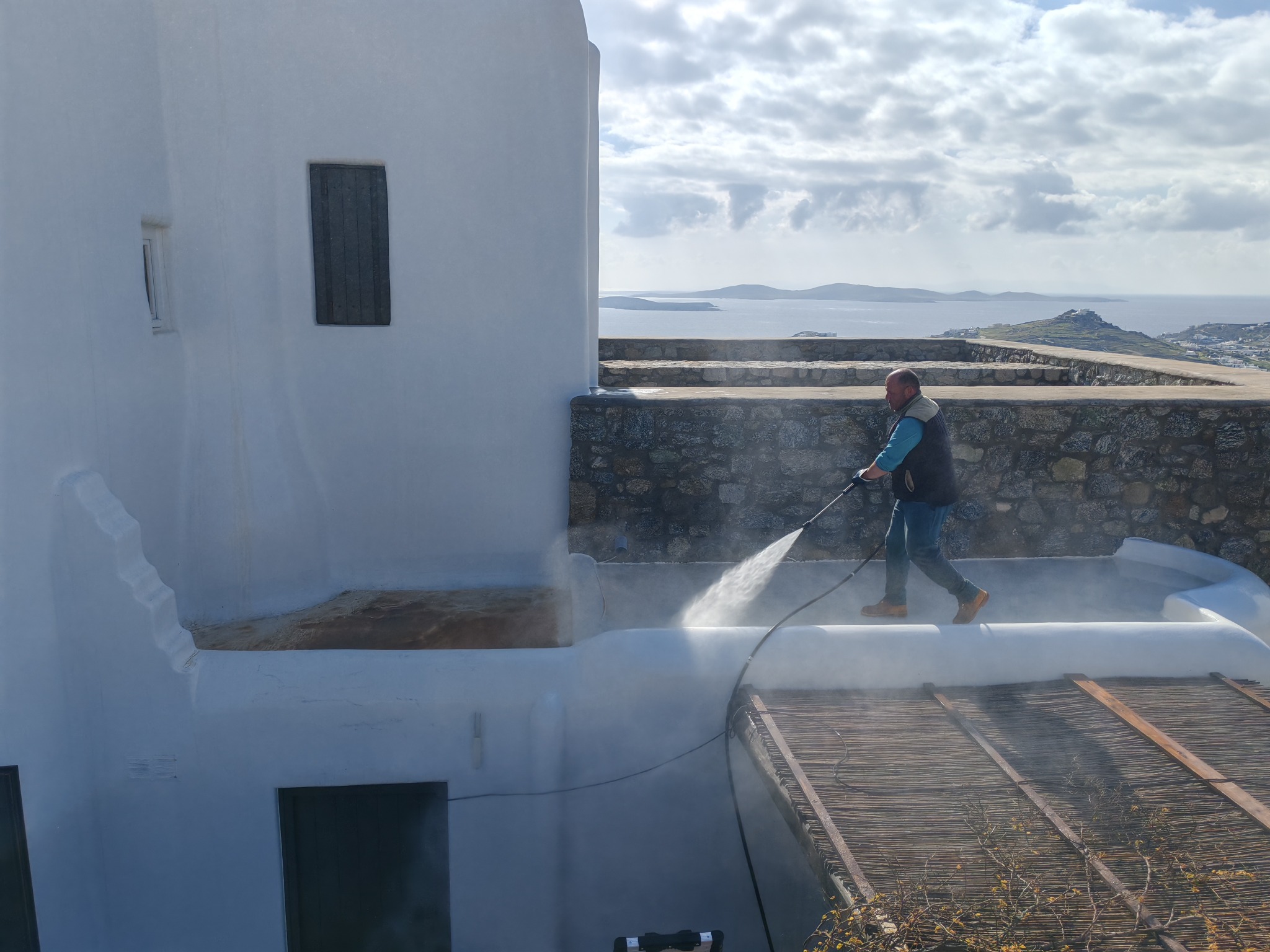 Καθαρισμός εξωτερικής επιφάνειας κτιρίου στη Μύκονο