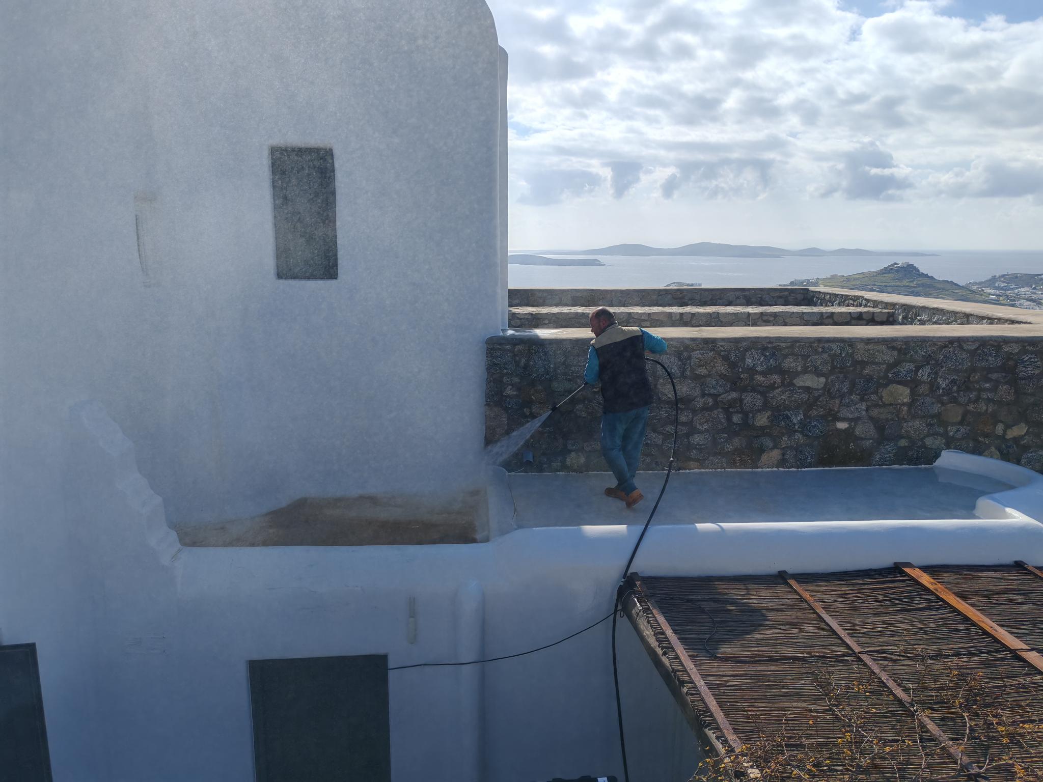 Καθαρισμός εξωτερικής επιφάνειας βίλας στη Μύκονο